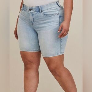 Torrid. 8 inch Bombshell premium stretch, high rise shorts. Size 20. New w/Tags.